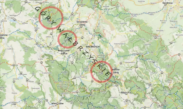 Góry Wałbrzyskie szlaki: mapa z zaznaczonymi trasami pieszymi i punktami widokowymi.