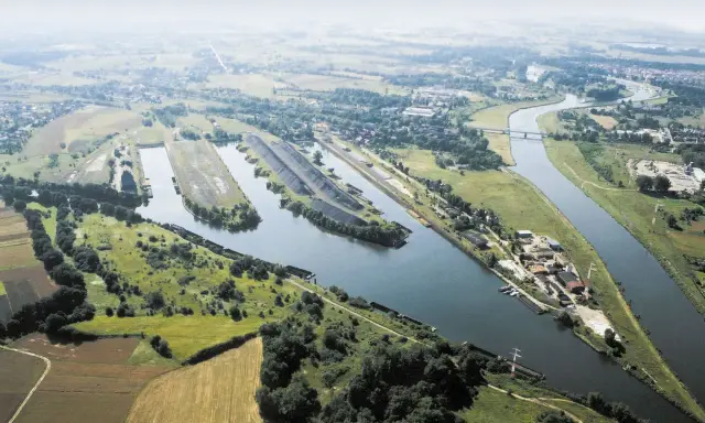 Widok na port rzeczny i kanały w Kędzierzynie-Koźlu. To ciekawe kędzierzyn koźle atrakcje, gdzie barki transportują towary.