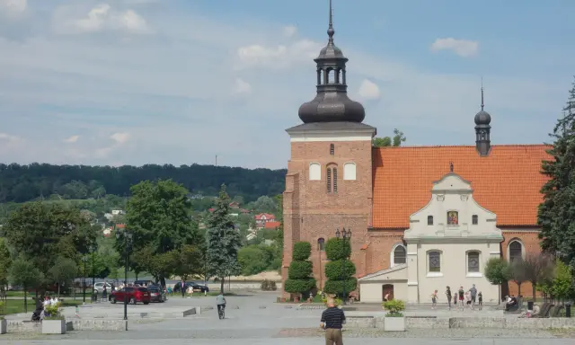 Włocławek atrakcje: plac przed bazyliką katedralną z ludźmi spacerującymi i bawiącymi się dziećmi.