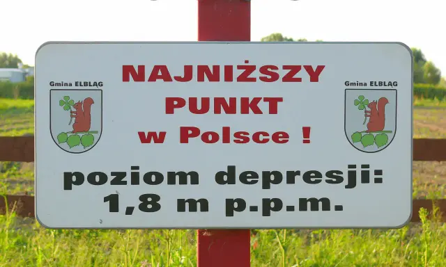 Najniższy punkt w Polsce, 1,8 m p.p.m., w gminie Elbląg. W herbie gminy Elbląg widać wiewiórkę z koniczyną.