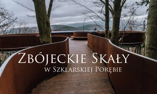 Drewniana ścieżka wśród drzew prowadzi do punktu widokowego Zbójeckie Skały w Szklarskiej Porębie.