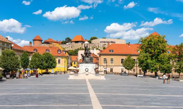 Eger: Rynek z pomnikiem i zamkiem w tle. Idealne miejsce na spacer, a w pobliżu eger atrakcje dla dzieci.