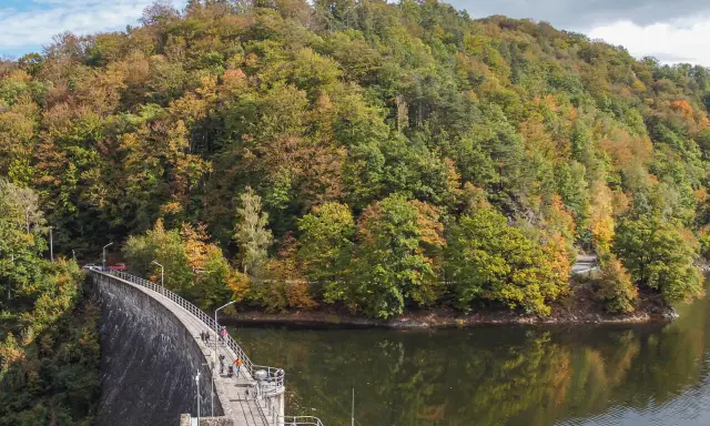 Jesienna panorama gór Sowich z zaporą i jeziorem. W oddali widać malownicze miejscowości.