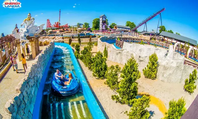 Energylandia atrakcje dla dzieci: wodna przejażdżka w łódce, kolejki górskie i zielone tereny.