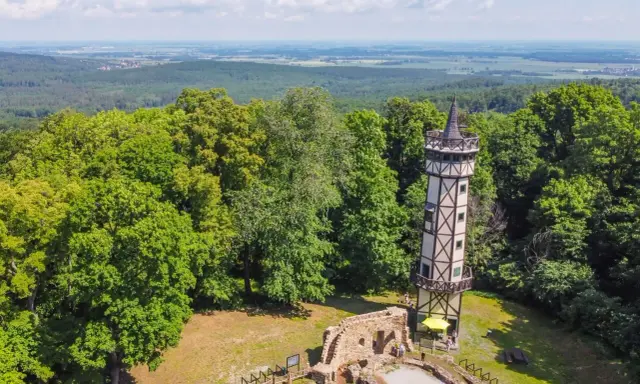 Wieża widokowa i ruiny zamku na wzgórzu wśród zielonych lasów, malownicze góry koło Wrocławia.