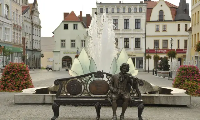 Pomnik Georga Philippa Telemanna grającego na skrzypcach na ławce, fontanna i kamienice – to jedne z żary atrakcje.