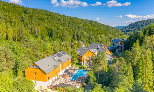 Idealne miejsce, gdzie na majówkę z dziećmi: hotel w otoczeniu zielonych gór, z basenem i mnóstwem atrakcji.