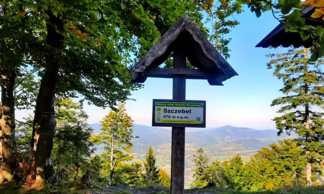 Drewniany krzyż na szczycie Szczebel, 976 m n.p.m. Piękny widok na Beskid Wyspowy.