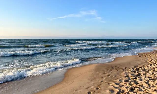 Piasek, fale i błękitne niebo – to musi być najładniejsza plaża w Polsce. Idealne miejsce na spacer i relaks.