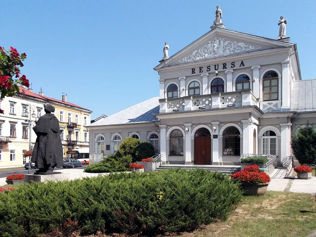 Pomnik i budynek Resursy w Radomiu. Jedna z radomskich atrakcji, kt&oacute;ra przyciąga wzrok.