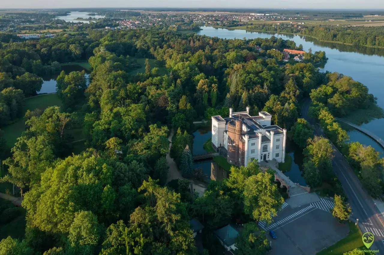 Pałac w K&oacute;rniku, otoczony parkiem i jeziorem, to jedno z najpiękniejszych ciekawych miejsc w Wielkopolsce.