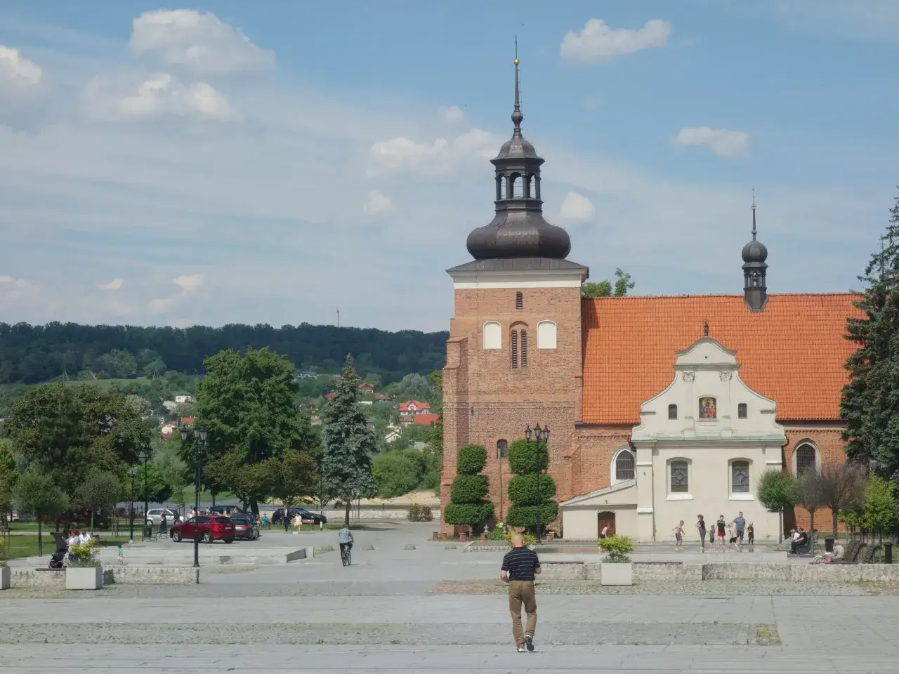 Włocławek atrakcje: plac przed katedrą z charakterystyczną wieżą i dachem, w tle zieleń i zabudowania.