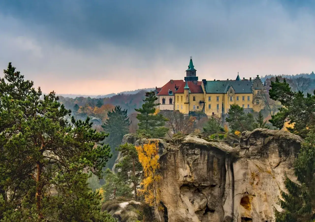 Zamek Grab&scaron;tejn g&oacute;ruje nad skalistym krajobrazem. Wspaniałe czeski raj atrakcje, jesienne drzewa i chmury tworzą magiczną scenerię.