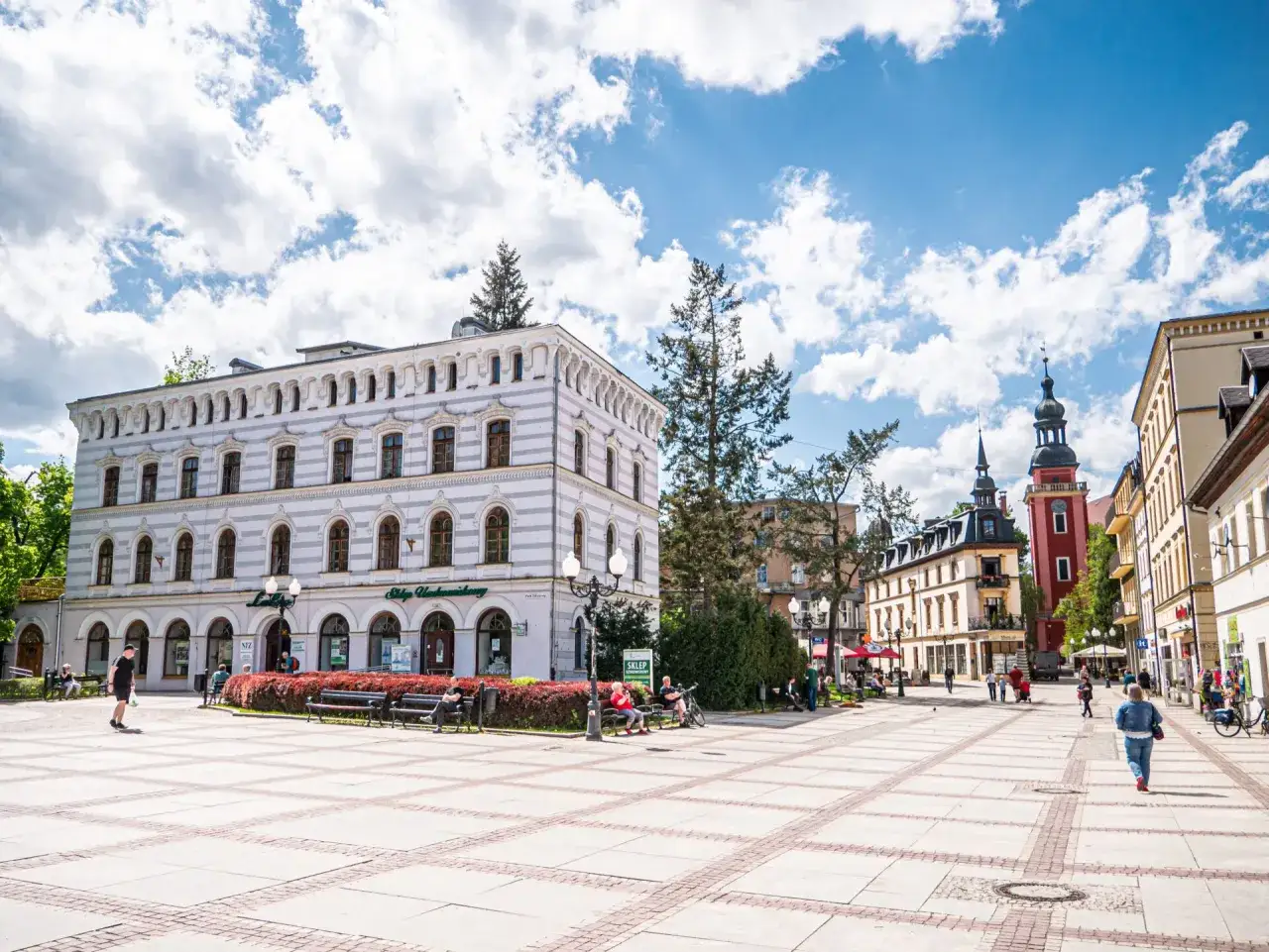 Rynek w Jeleniej Górze, z pięknymi kamienicami i wieżami, to serce miasta i jego główne atrakcje.