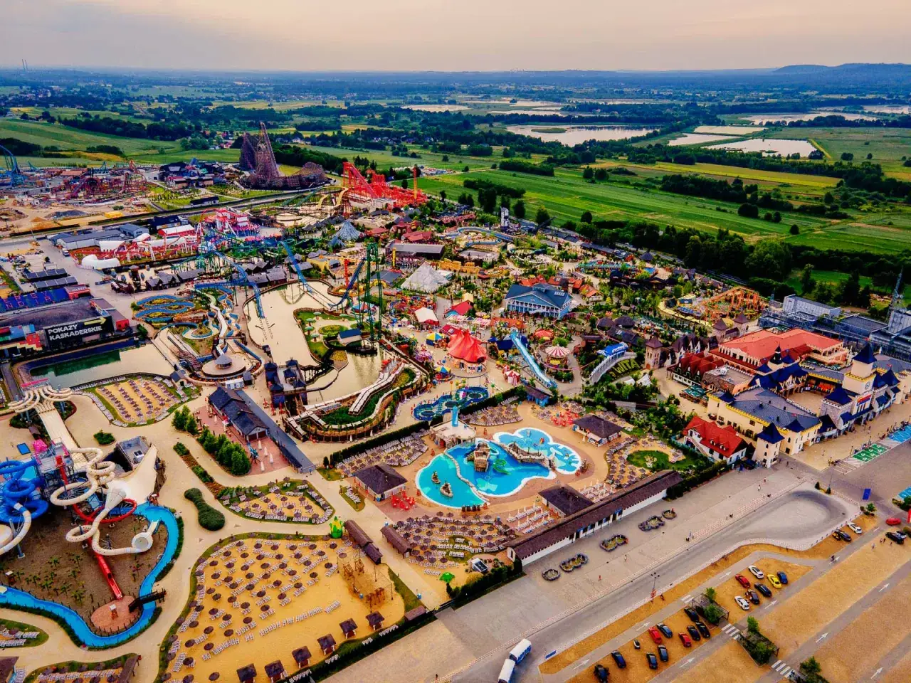 Energylandia oferuje mn&oacute;stwo atrakcji dla dzieci: wodne zjeżdżalnie, karuzele i place zabaw.