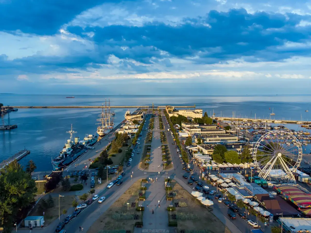 Gdynia atrakcje: widok na port z żaglowcami, statkami, mariną, diabelskim młynem i deptakiem.
