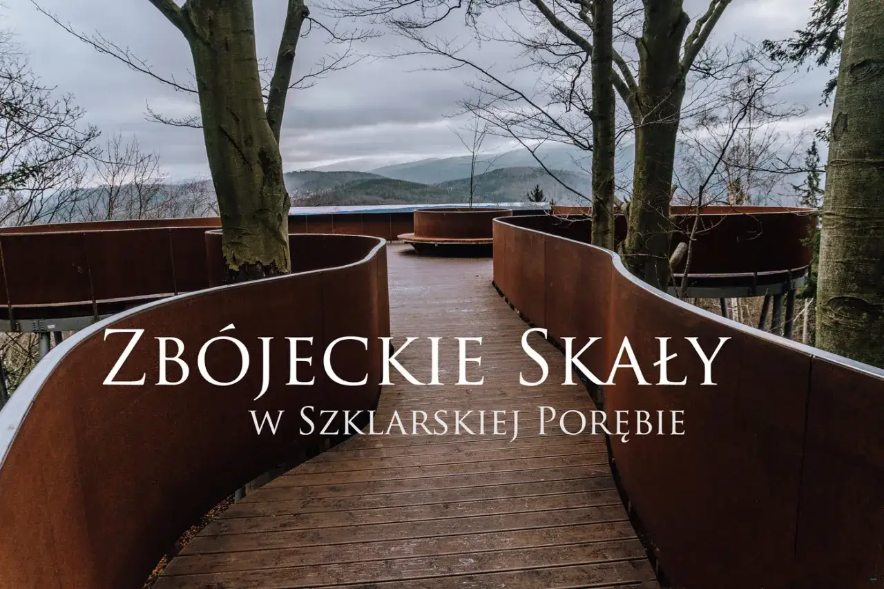 Drewniana ścieżka wśr&oacute;d drzew prowadzi do punktu widokowego Zb&oacute;jeckie Skały w Szklarskiej Porębie.