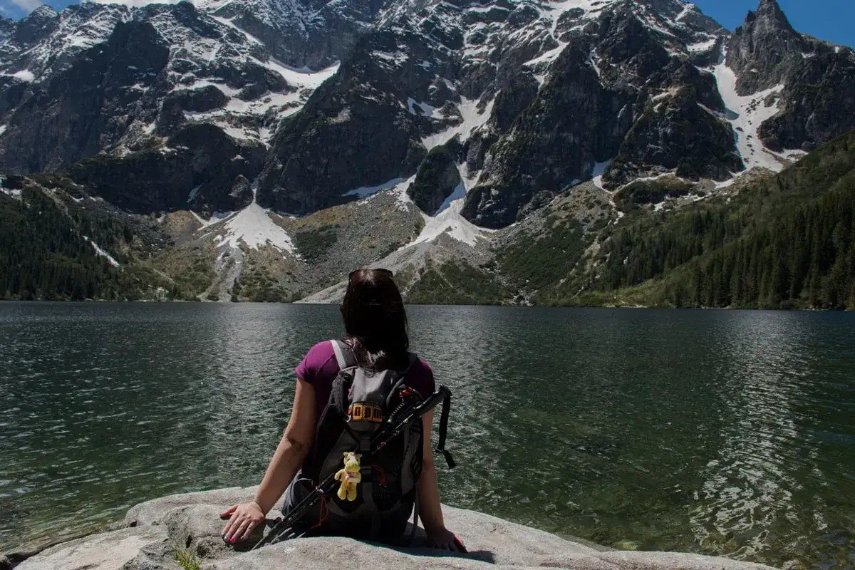 Widok na Morskie Oko, Czarny Staw w tle. Czas przejścia przez góry.