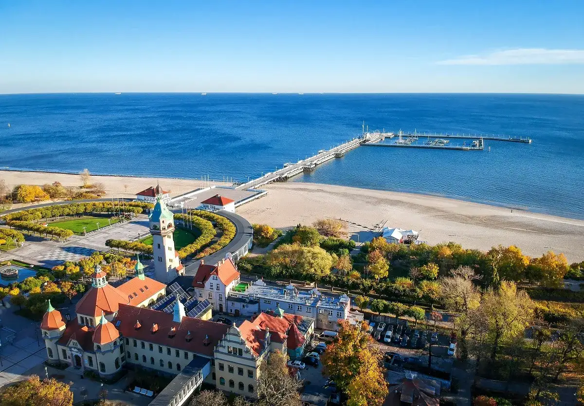 Sopot z molo i parkiem to świetne tr&oacute;jmiasto atrakcje dla dzieci. Piękny widok na morze i plażę.