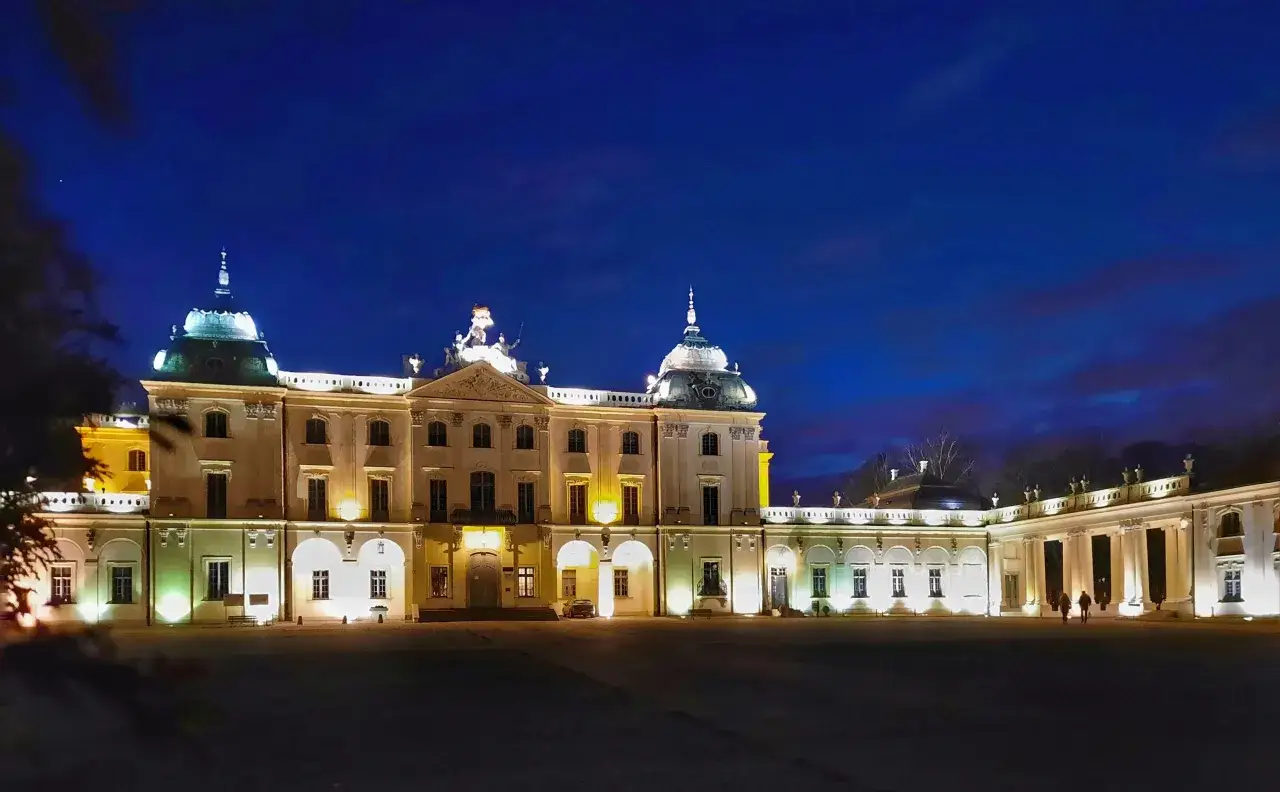 Pałac Branickich w Białymstoku nocą, oświetlony i majestatyczny. Idealne miejsce na wieczorne spacery i odkrywanie białostockich atrakcji dla dorosłych.