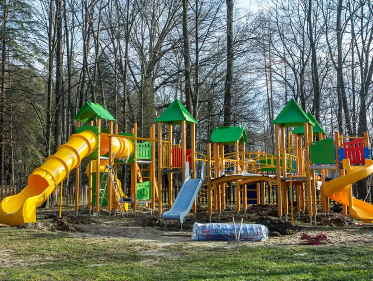 Kolorowy plac zabaw w Gorlicach oferuje mnóstwo atrakcji dla dzieci: zjeżdżalnie, tunele i drabinki.
