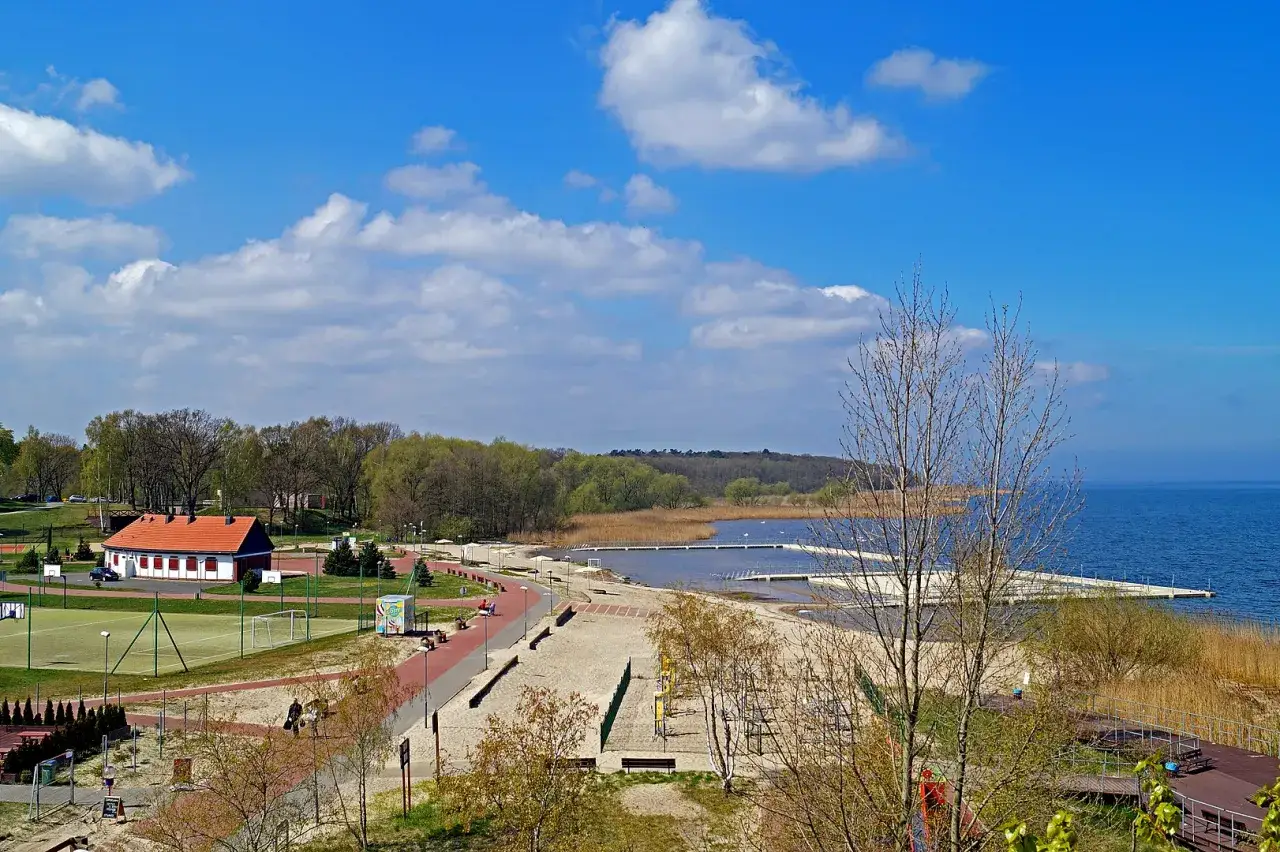 Trzebież atrakcje: plaża, boisko, jezioro i ścieżki spacerowe. Idealne miejsce na wypoczynek.