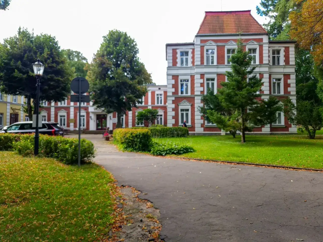 Piękna architektura i zadbane tereny zielone w Połczynie Zdroju. Spacer pośr&oacute;d drzew i zabytkowych budynk&oacute;w to jedna z atrakcji.