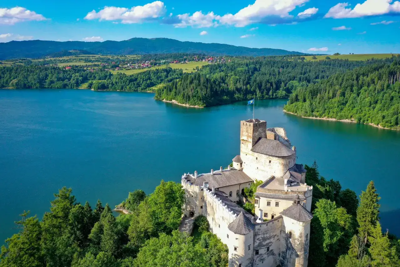 Zamek w Niedzicy, malowniczo położony nad jeziorem, to jedna z gł&oacute;wnych nidzica atrakcje. Otoczony zielenią, zaprasza do odkrywania historii.