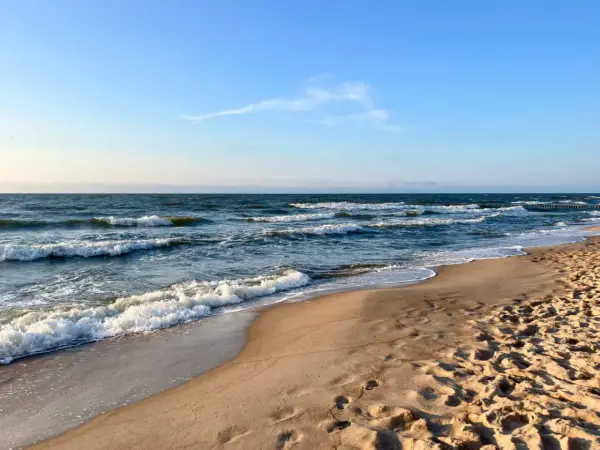 Piasek, fale i błękitne niebo – to musi być najładniejsza plaża w Polsce. Idealne miejsce na spacer i relaks.