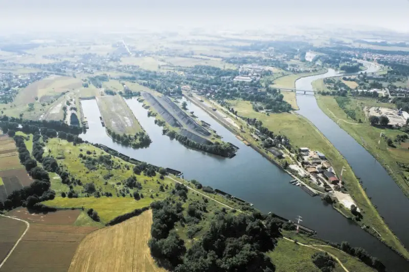 Widok na port rzeczny i kanały w Kędzierzynie-Koźlu. To ciekawe kędzierzyn koźle atrakcje, gdzie barki transportują towary.