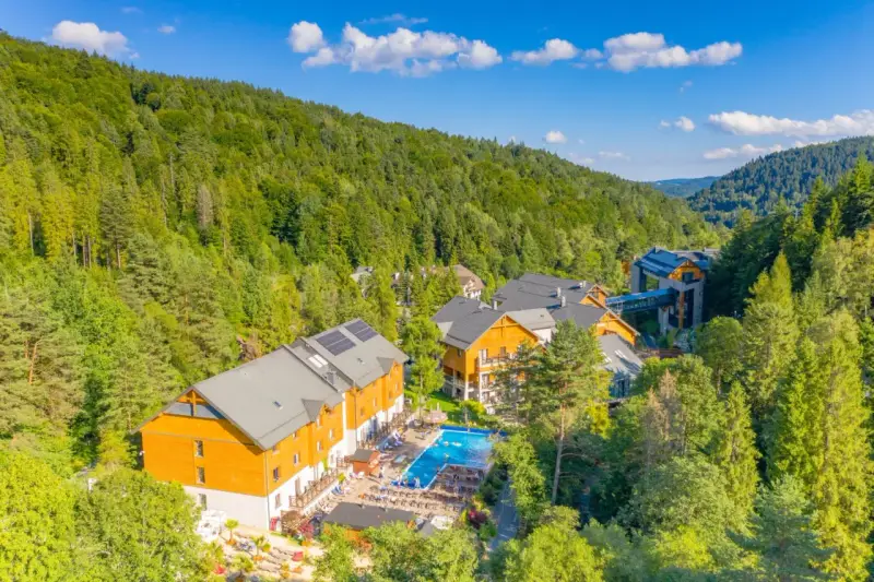 Idealne miejsce, gdzie na majówkę z dziećmi: hotel w otoczeniu zielonych gór, z basenem i mnóstwem atrakcji.